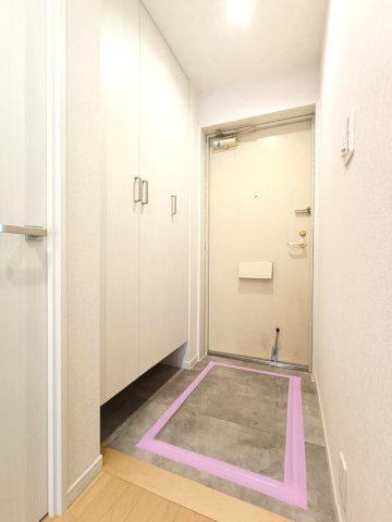 【玄関】　白でまとめられた清潔感のある玄関。住戸の顔として、いつでも整えておきたい空間に嬉しい大容量の収納がございます。