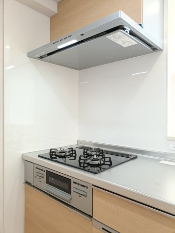 【3口ガスコンロ】　ガスコンロは広々使える3口コンロを採用しました。複数の料理を同時に作れるため、時間を有効活用することができます。