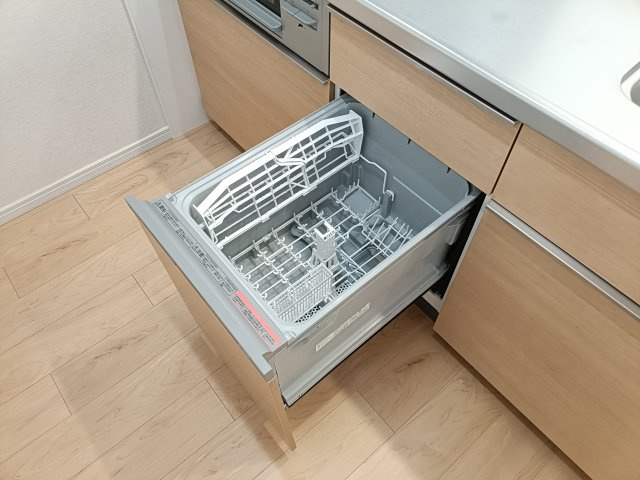 【食器洗浄乾燥機】　後片付けが楽になる食器洗浄乾燥機付き！環境にも手荒れにも優しい、嬉しい設備です。