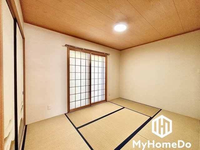 リビング隣の和室は、趣ある安らぎ空間。来訪時や家事スペースとしても重宝します