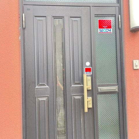 3階住宅部分の玄関です