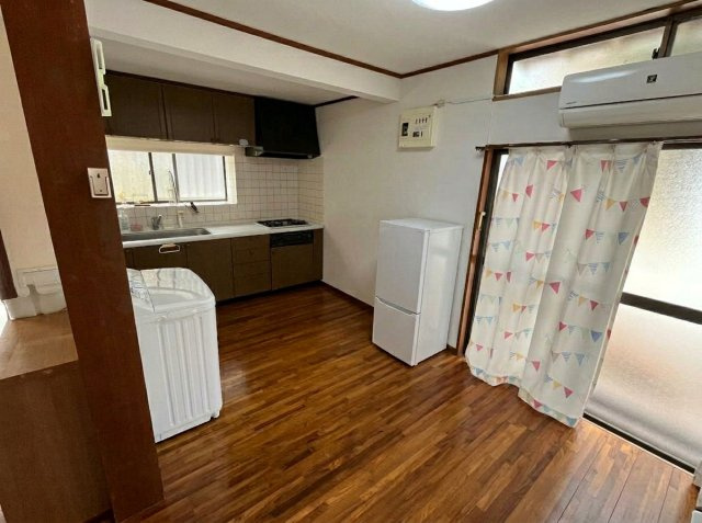 窓からの自然光が入り、明るい空間で調理が可能です