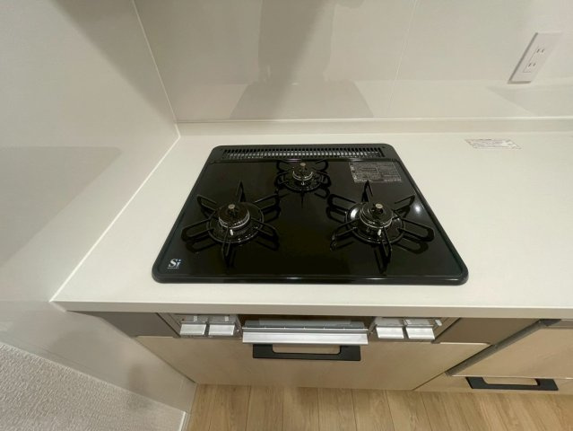 三口ガスコンロ設置済で同時調理がしやすいキッチン