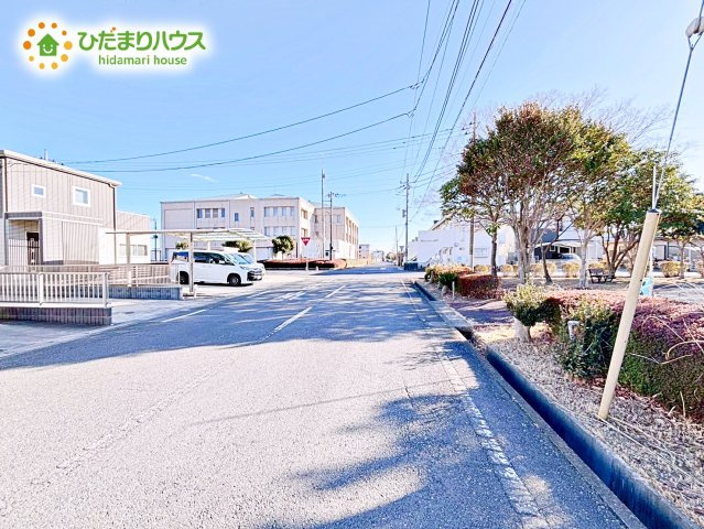 前面道路は8ｍあるため、駐車もすれ違いも楽々♪広いに越したことはありません！