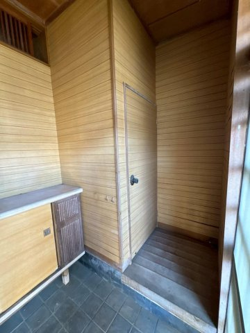 木目調の落ち着いた玄関が、アクティブに楽しんだ後の心と体を優しく迎えます。