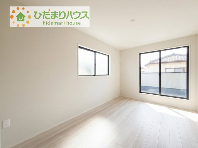 バルコニーに面していて、たっぷり光りの入る明るい主寝室です！