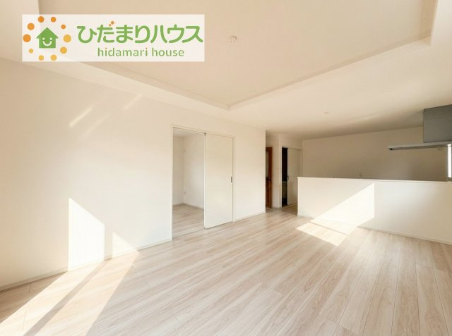 リビングの大きな窓からは、暖かな日の光が降り注ぎます・・・