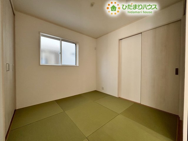 LDKに隣接した落ち着きのある和室空間です!お昼寝スペースや、お子様のプレイルームとして多用途に活躍します♪扉を開放すればリビングと一体感のある広い空間になり、来客時の寝室としても重宝します!