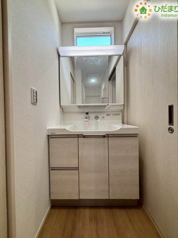 三面鏡付きの清潔感あふれるシャンプードレッサーです!鏡の裏はすべて収納スペースになっており、洗面まわりの小物をすっきり隠せます♪洗面ボウルが大きく、朝の身支度や衣類の手洗いも快適に行えます!