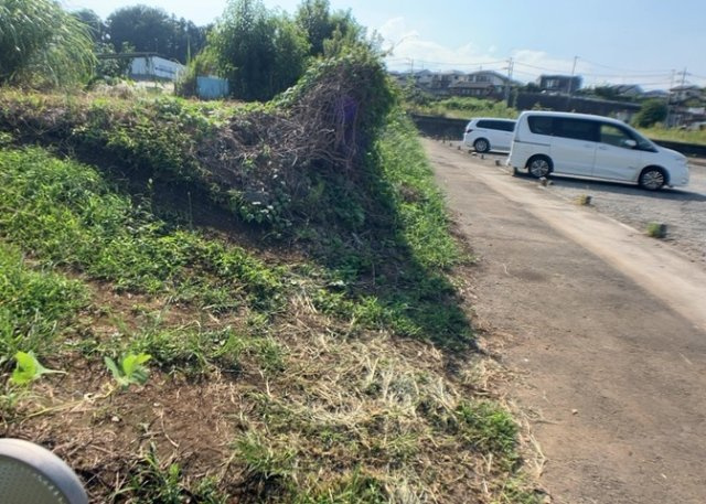 土地購入を検討されている場合、境界杭がない状態で購入してしまうと境界確定測量をする必要があり、費用がかかります。購入の前に、売主、隣土地所有者立ち合いのもと境界を確定し境界杭を設置するのがベストです。
