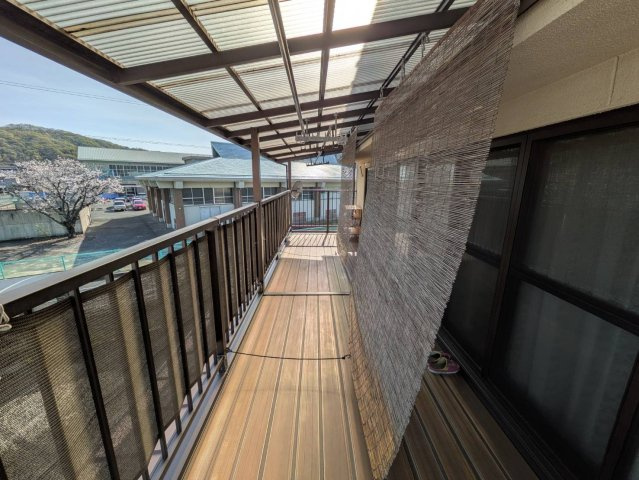 屋根付きのバルコニーは、天候を気にせず洗濯物を干すことができる便利なスペース。奥行きもあり、複数枚の洗濯物をしっかり干せます。風通しも良く、日々の家事をサポートする実用的な設備となっています。