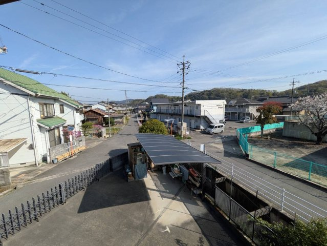 周辺は落ち着いた住宅街で、開放感のある見晴らしが魅力です。遠くまで視界が抜けるため、圧迫感が少なく、ゆったりとした住環境を実現。日当たりも良く、穏やかな暮らしを望む方におすすめのロケーションです。