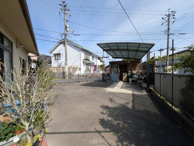 ゆとりある広さの敷地内スペースは、駐車場として複数台の駐車も検討できる広さが魅力です。カーポートも備わっており、大切なお車を雨や日差しから守ることができます。作業スペースや物置としても活用可能です。