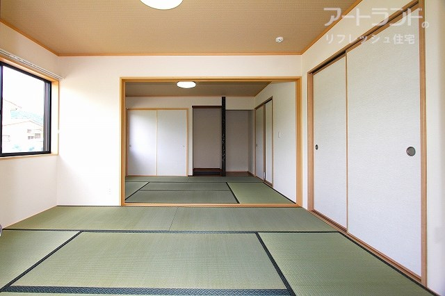 1階和室6帖×2間。リビング隣接で用途様々に使いやすく便利なお部屋。畳表替え済み。