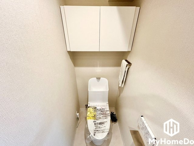トイレ上部には扉付きの吊戸棚が備わっており、トイレットペーパーのストックや清掃用品などを目隠ししてすっきりと収納できます。