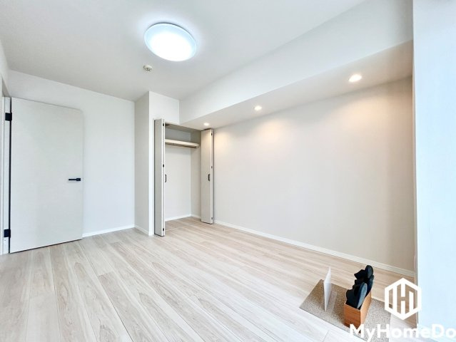 ハンガーパイプと棚が備わったクローゼットがあり、衣類や生活用品をすっきりと収納できます。