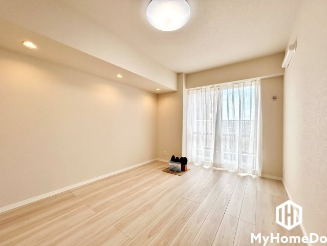 窓から明るい自然光が部屋いっぱいに広がり、心地よい朝を迎えられる開放的なお部屋です。
