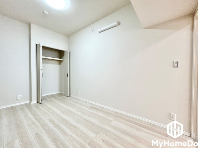 ハンガーパイプと上部棚を備えたクローゼットがあり、洋服や衣類ケース、通学グッズなどを効率よく整理整頓できます。