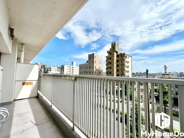 横幅・奥行きともにゆとりがあり、洗濯物を干す際やちょっとしたリフレッシュ空間としても使いやすい広さです。