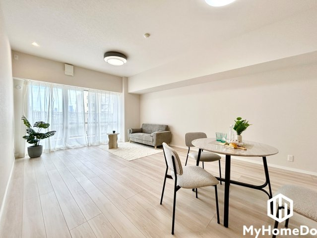 バルコニーへ続く大きな窓から豊かな自然光が差し込み、お部屋全体をパーフェクトに明るく照らしてくれます。