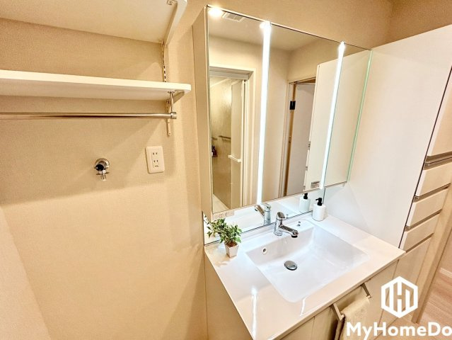 接合部の少ないすっきりとしたデザインで、水はねもサッと拭き取れます。
