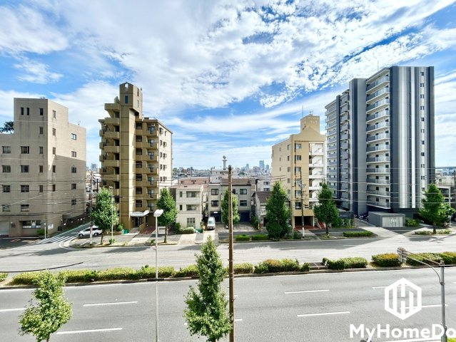 前面が道路に面して大きく開けているため、充分な陽光が差し込み、風通りも良好です。