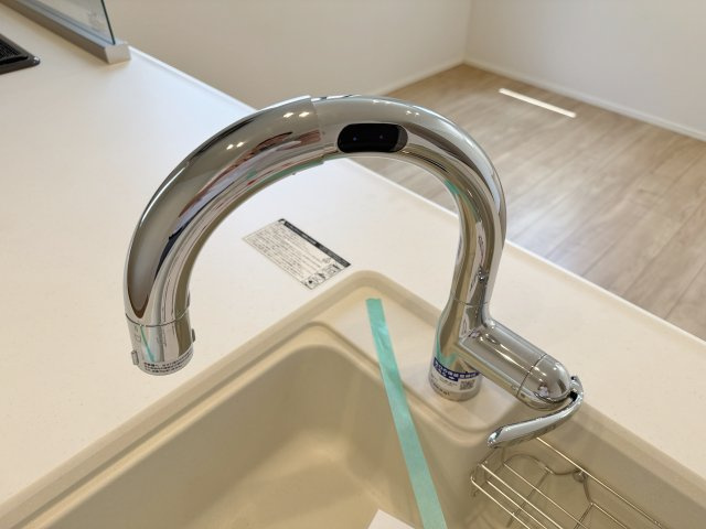 衛生的にお料理ができるタッチレス水栓を装備しています