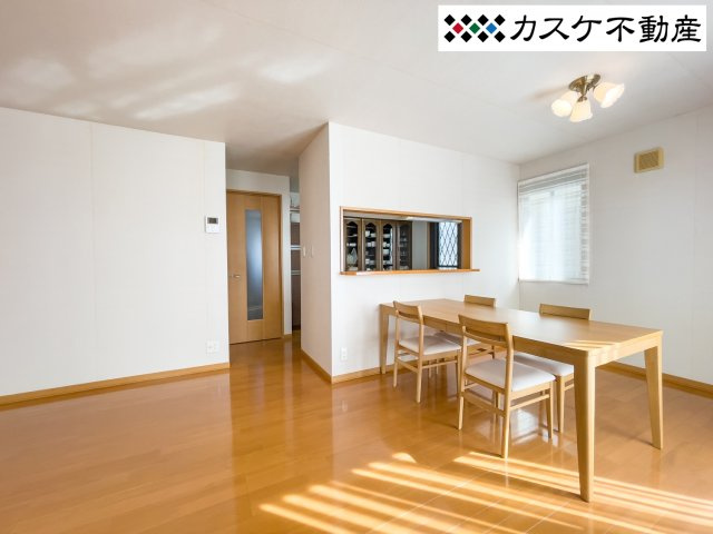 白を基調にした落ち着いた印象。キッチンが対面カウンターのためお料理をしながら家族の会話が楽しめます。