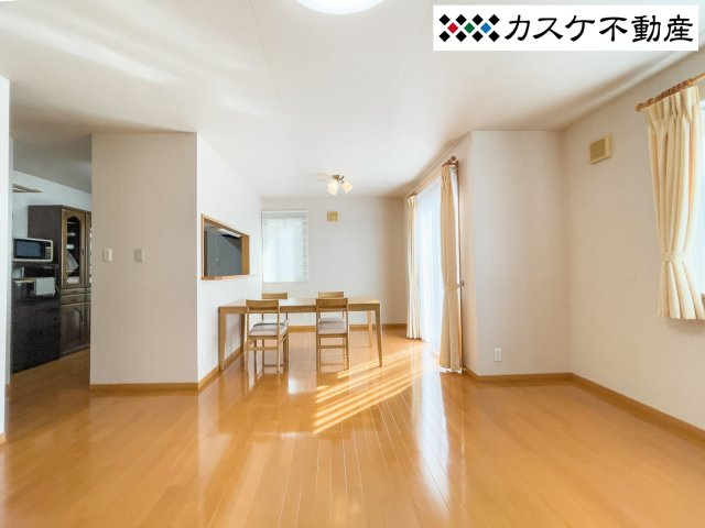 LDKの広さは19.5帖、南窓から明るい日が入り、穏やかな家族の時間を過ごせます。