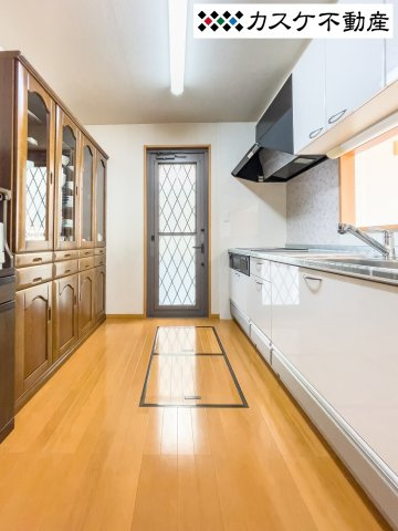 キッチンには勝手口もあるため換気もしっかりできます。