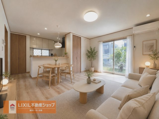 大きな窓からたっぷりの日差しが入り込む明るいLDK。家族団らんのんびり過ごせますね。