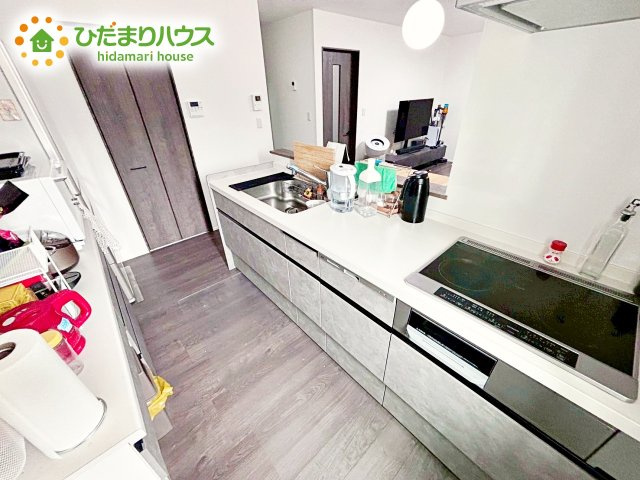家族でのコミュニケーションがとれる対面型システムキッチン。横一列にシンクとコンロをまとめたシンプルな形です