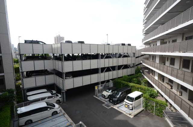 250区画、自走式駐車場210台、機械式39台、来客用1台。月額使用料900円～8000円（84％は定期的且つ維持費用が掛かることのない自走式が、長期的お金のマネジメントの観点では、好ましいです！）