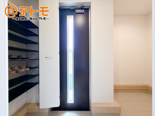 シューズボックスの棚は可動のため、背の高いブーツもきちんと収納できます。
