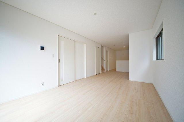 家族の交流が生まれるリビングイン階段を配したLDK、約19.25帖の広さがあります