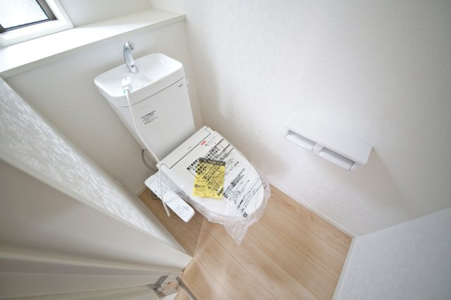 白を基調とした清潔感あるトイレ、温水洗浄機能付きです