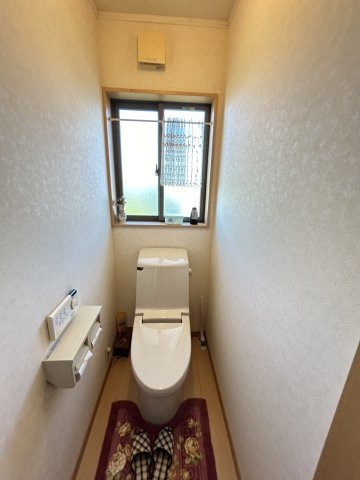 2階トイレ。タンク付きなので、災害でタンクレストイレが機能しなくなってもこちらは使用できます。