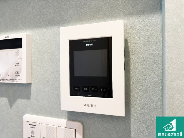 カラーモニターインターホン！声だけでなく来訪者の姿や顔がモニターで確認できるので、小さなお子様がいらっしゃるご家庭でも安心できます！
