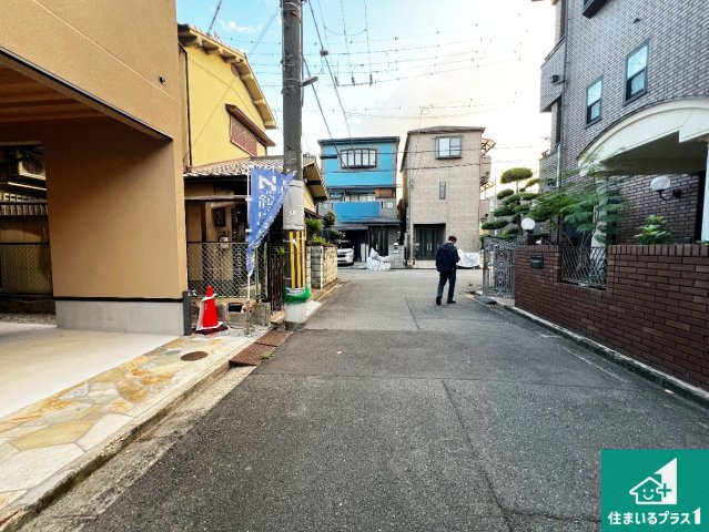 周辺は閑静な住宅街！前面道路広々で車の出し入れも便利です。駐車が苦手な方でも安心して車庫入れできます！