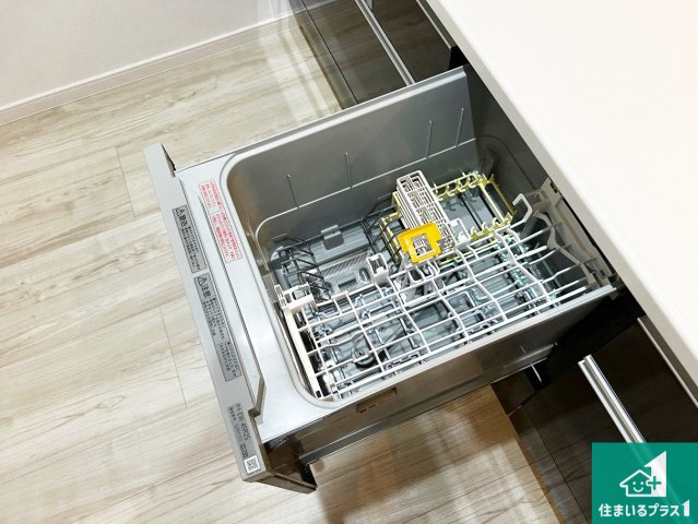 食事後の一仕事、食器洗いをボタン一つでお任せできちゃいます！場所を取らないビルトイン式なので、お料理スペースもしっかり確保！
