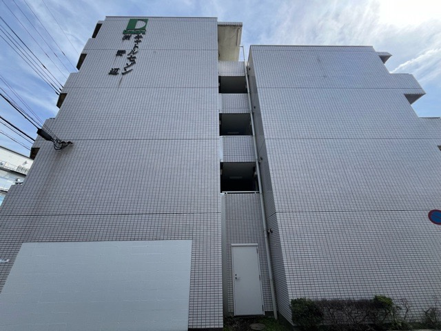 ＲＣ造、Reinforced　Concreteは直訳すると補強されたコンクリートです。主に柱や梁・床・壁が鉄筋とコンクリートで構成おり、鉄筋を組んだ型枠にコンクリートを流し込んで固めたものを指します。
