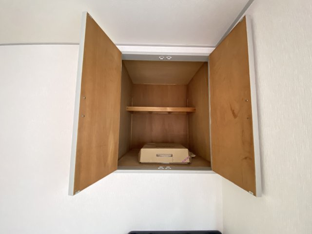 壁面上部に設けられた吊戸棚収納は、普段使わない季節物や書類・防災用品の保管にも最適です。スペースを有効に活用でき、部屋の見た目をすっきりと保てます。