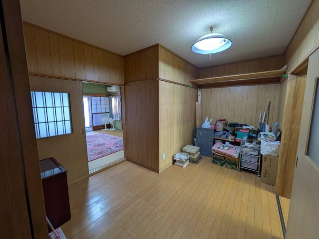 木目の温かみを感じるフローリング仕様の洋室。シンプルな間取りで家具配置がしやすく、寝室や子ども部屋、書斎など幅広く活用できます。隣室とのつながりもあり、生活動線を意識した使い方が可能な実用性の高い空間