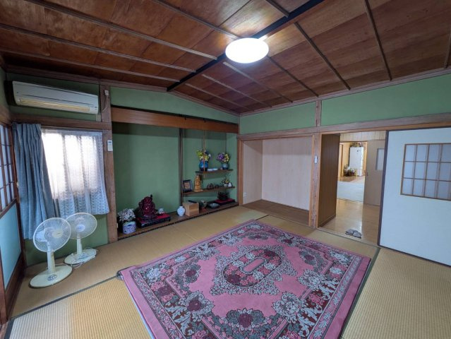 落ち着いた色合いの壁と天井が印象的な和室。床の間や飾り棚があり、和の趣を感じられる空間となっています。ゆったりとくつろげる空間としてはもちろん、来客用の和室としても活用可能。