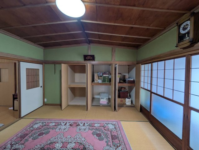 押入収納がしっかり確保された和室は、布団や季節物の収納にも便利。広さもあり、ご家族の居室や来客スペースとしても使いやすい空間です。障子からのやわらかな光が室内に広がり、落ち着いた雰囲気で過ごせます。