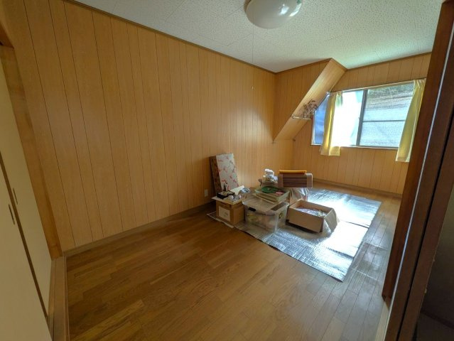 窓からの自然光が差し込む明るい洋室。シンプルな空間で家具配置もしやすく、寝室や趣味部屋としても活用可能です。広さにもゆとりがあり、快適な居住空間を確保。落ち着いた雰囲気でゆったりと過ごせます。