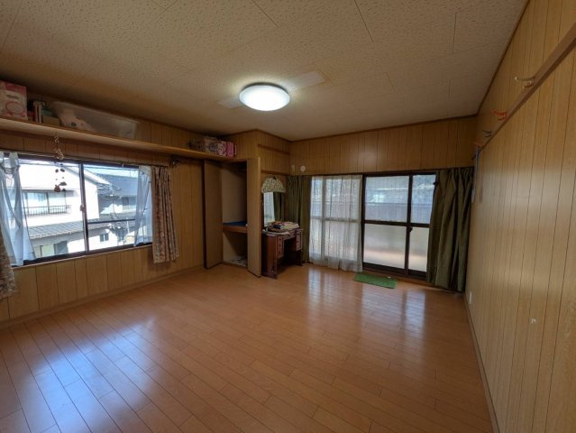 ゆとりある広さが魅力の洋室。大きめの家具も配置しやすく、ご家族の主寝室としてもおすすめです。窓が複数あり採光・通風ともに良好。開放感のある空間で、毎日の暮らしを快適にサポートしてくれます。