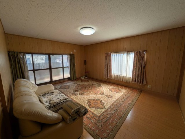 収納スペースが備わった使い勝手の良い洋室。衣類や荷物をしっかり収納でき、お部屋をすっきりと保てます。シンプルな間取りでレイアウトの自由度も高く、子ども部屋や書斎としても活用できる万能な空間です。