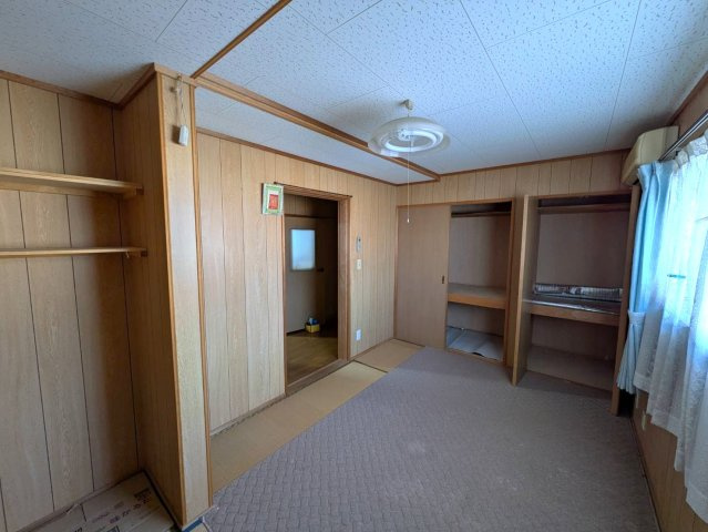 広々とした空間に加え、大型収納が確保された洋室。荷物の多いご家庭でも安心して収納できるため、お部屋を広く使えます。採光もあり明るく、快適な居住空間。主寝室やファミリー向けの居室としておすすめです。