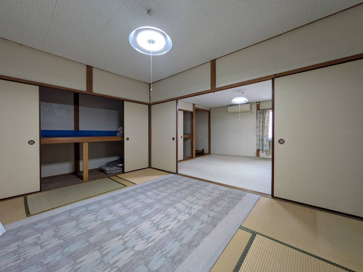 和室と洋室が一体的に使える続き間構成で、開放的な空間づくりが可能です。引き戸を開けることで広々としたスペースとして利用でき、家族の団らんや来客対応にも最適。用途に応じて柔軟に使える点が魅力です。